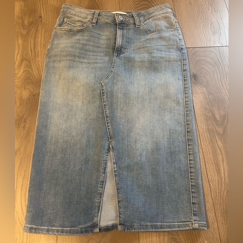 Lucky Brand denim midi skirt. Size 4
